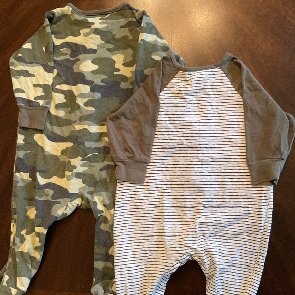 Gerber Organics 3-6M Camo Dino 2pc Footsie Sleepers - Picture 2 of 2